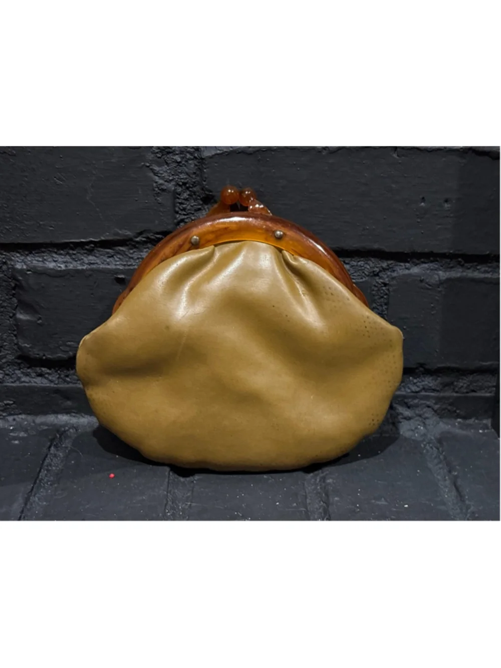 Vtg Faux Leather Warm Tan Clutch w Lucite Acrylic Kiss Clasp